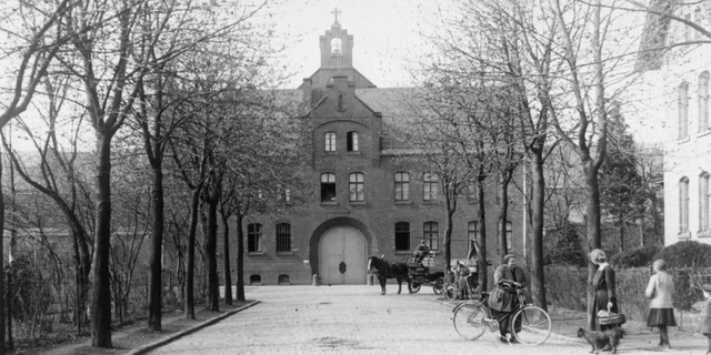 Ehemalige alte Außenpforte der Justizvollzugsanstalt Siegburg um 1930.
