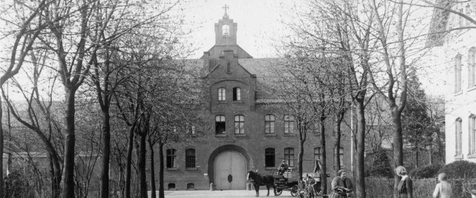 Ehemalige alte Außenpforte der Justizvollzugsanstalt Siegburg um 1930.