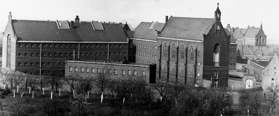 Im Vordergrund das Männergefängnis beziehungsweise das Zuchthaus und im Hintergrund das Weibergefängnis.