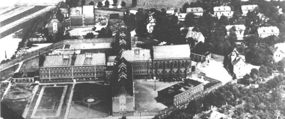 Luftaufnahme der beiden noch getrennten Anstalten am Siegburger Br&uuml;ckberg