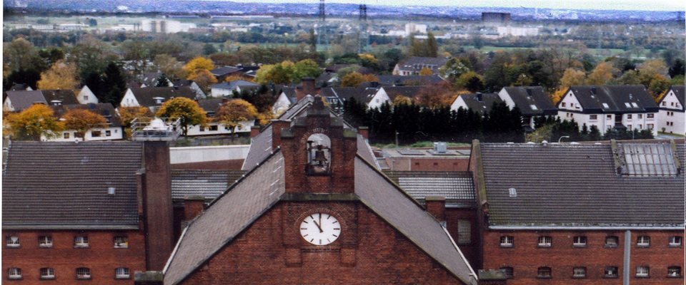 Blick über die Dächer von Haus 1 zur Siedlung auf dem Brückberg. Im Hintergrund Sankt Augustin und Bonn.