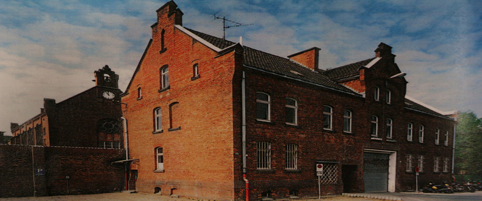 Alte Außenpforte mit der sich anschließenden alten Außenmauer. Im Hintergrund Haus 1.