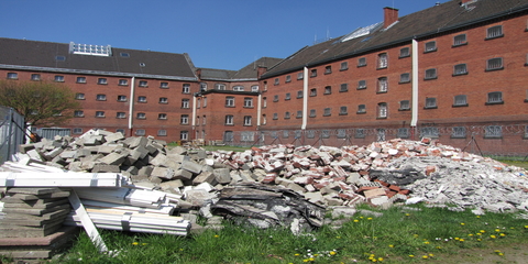 Das Bild entstand im April 2013 während der Sanierung des B-Flügels von Haus 1 und zeigt B-Flügel und den A-Flügel. (v. l. n. r.)