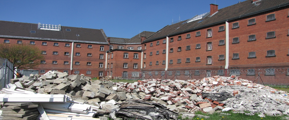 Das Bild entstand im April 2013 während der Sanierung des B-Flügels von Haus 1 und zeigt B-Flügel und den A-Flügel. (v. l. n. r.)