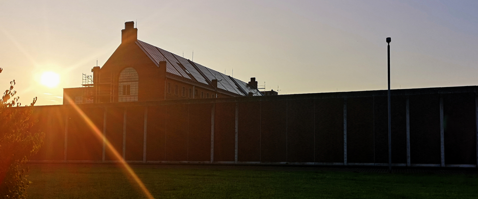 Neue Solaranlage seit 2021 auf dem Dach des Gefängnises in Siegburg.