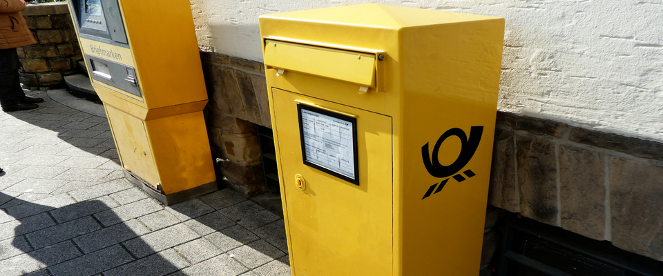 Großer Briefkasten der Post in Troisdorf.