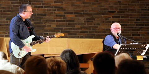 „Cändymän“ Kurt-Werner Viedebantt mit dem Gitarristen Michael Hortling während des Auftritts in der JVA Siegburg.