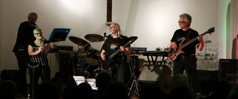 Jule, Papa & The Greyheads während ihres ersten Auftritts in der JVA Siegburg 2014.