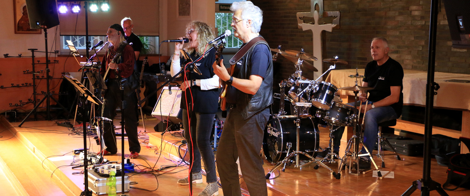 "Jule, Papa and The Greyheads" sind eine Gruppe die Rockmusik aus den 80er, 90er  und der Moderne spielen. Hier auf der Bühne in der Kirche von Haus 2.