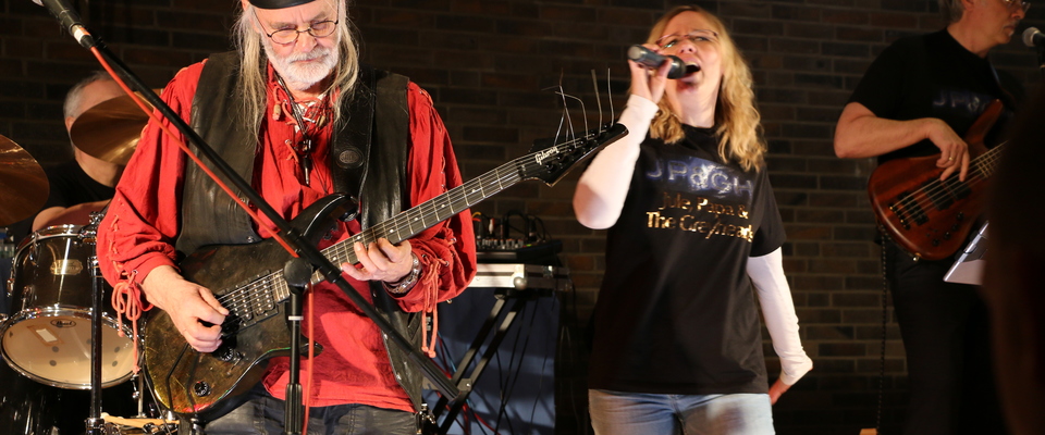 Jule von der Rockgruppe "Jule, Papa and The Greyheads" singt in der JVA Siegburg singt Rocksongs.