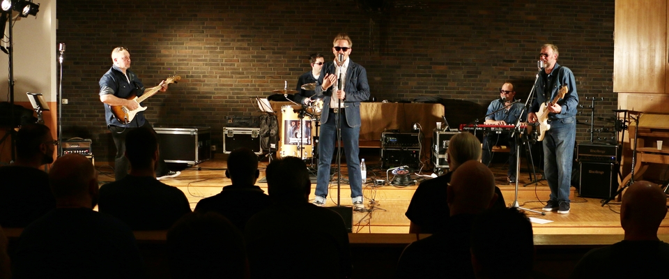 Sam Cheanz and The Blue Denims während des Konzerts in der Kirche von Haus 2 der JVA Siegburg.