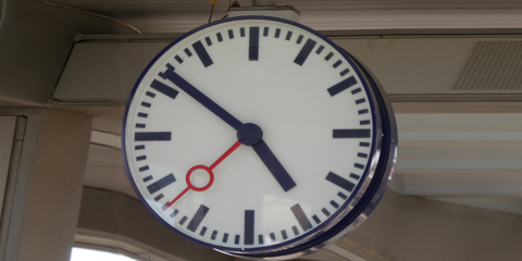 Eine analoge Uhr zeigt 17:56 Uhr an.