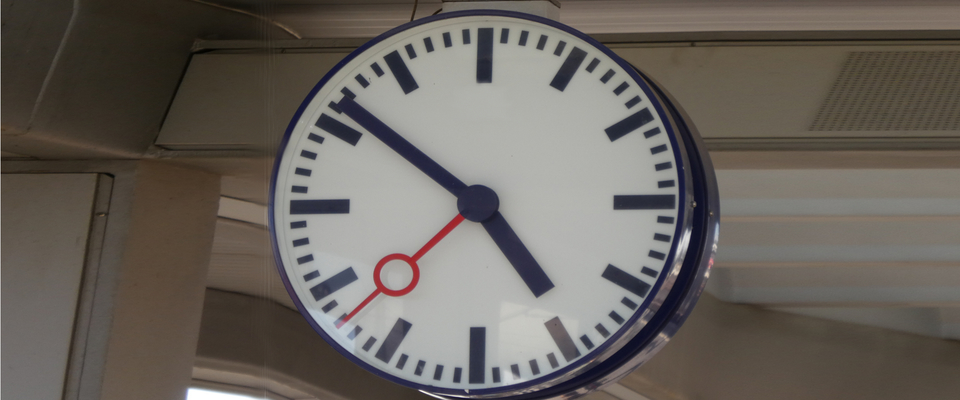 Eine analoge Uhr zeigt 17:56 Uhr an.