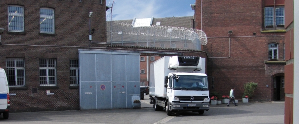 Kühlfahrzeug verlässt nach der Warenanlieferung in der Küche den Küchenhof und ist auf dem Weg zur Aussenpforte.