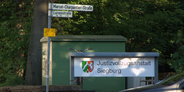 An der Einfahrt zur JVA Siegburg steht ein Schild mit dem Hinweis 