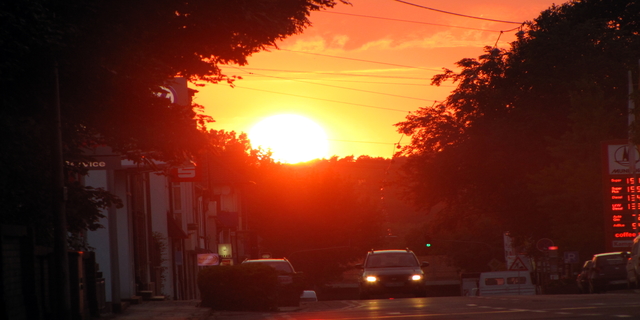 Sonnenuntergang in Siegburg. Blick von der Einfahrt der Justizvollzugsanstalt Siegburg an der Luisenstraße 90 in Richtung Troisdorf.