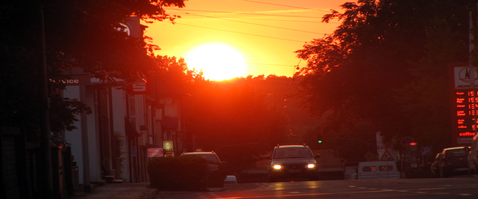 Sonnenuntergang in Siegburg. Blick von der Einfahrt der Justizvollzugsanstalt Siegburg an der Luisenstraße 90 in Richtung Troisdorf.