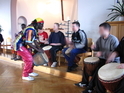 Gefangene während des Trommelworkshops mit Aidara Seck Gefangene während des Trommelworkshops mit Aidara Seck