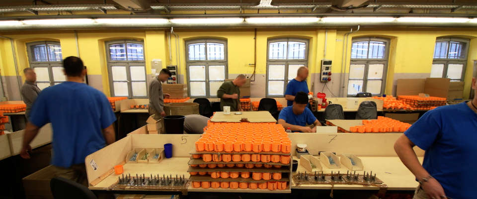 Gefangene montieren Produkte für Fremdfirmen in Arbeitsbetrieben der JVA Siegburg.