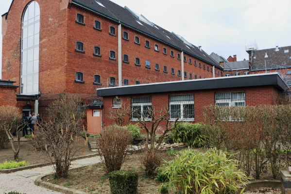 Außen Ansicht des Ausbildungs- und Übungszentrums in der JVA Siegburg.