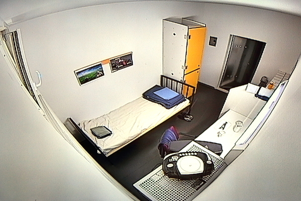 Übertragungsbild  der Kamera aus dem Übungshaftraum zur Analyse im Auswerteraum.