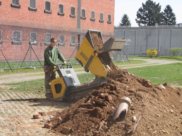 Mit dem Minidumper bringen die Mitarbeiter den Abraum aus dem B-Flügel von Haus 1 auf den Baustellenhof zur Zwischenlagerung.