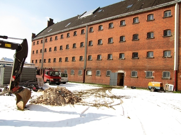 Die Baustelle am B-Flügel von Haus 1 zeigt sich im winterlichen Weiß.