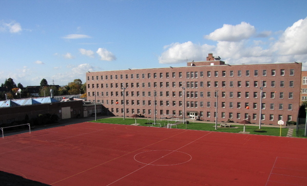 Der sogenannte Neubau von Haus 2, davor der Sportplatz der JVA Siegburg.