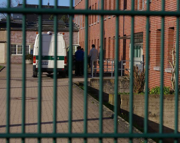 Die letzten jugendlichen werden mit einem Gefangenentransporter aus Wuppertal-Ronsdorf in die neue Haftanstalt gebracht.