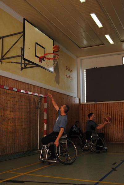 ASV Bonn Spitzensportler beim Korbwurf.