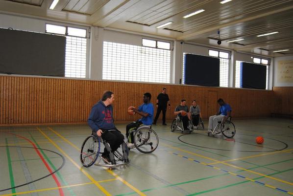 Trainingseinheit der Gefangenen mit dem Sportgerät Rollstuhl angeleitet von den Rollstuhlbasketballmeistern vom ASV Bonn