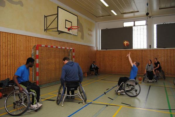 Nach der Trainingseinheit durften die Gefangenen in  Trainingspielen jeweils drei gegen drei mit den Spielern des ASV Bonn das gelernte sportlich umsetzen.