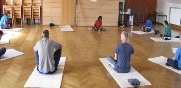 Raju Karamban erklärt den Workshopteilnehmern die Übung.