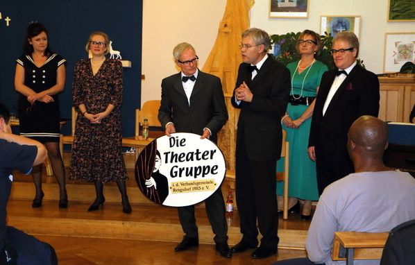 Die Schauspieler der Theatergruppe aus der Verbandsgemeinde Rengsdorf bedanken sich für das Geschenk bei den Gefangenen aus der JVA Siegburg.