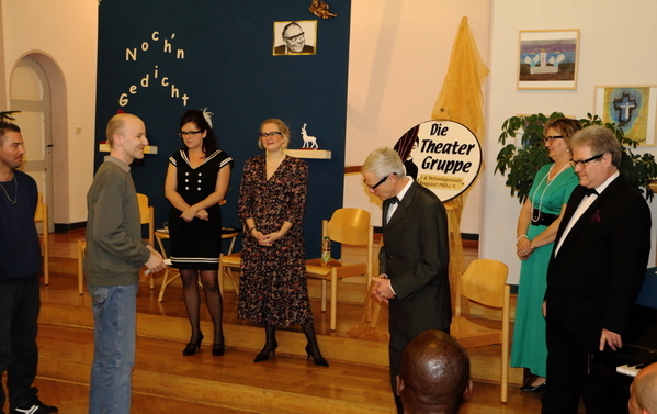 Ein Gefangener bedankt sich stellvertretend bei den Akteuren der Theatergruppe für den gelungenen Abend mit Sketchen und Gedichten von Heinz Erhardt.