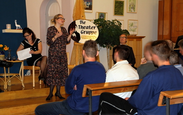 Julia Ehlscheid referiert mit den Worten Erhardts über die Ehefrau.