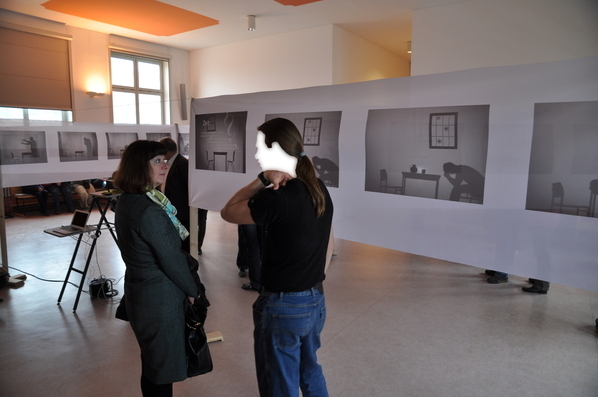 Bild aus der Ausstellung in der Kirche Haus 2. Zu sehen sind "lebendige Bücher" - das sind Gefangene die den Besuchern über ihr Projekt erzählen.