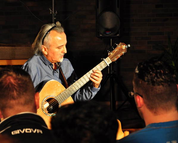 Andrés Godoy spielt auf der Gitarre unteranderem das von ihm geschriebene Lied "Sputnik".