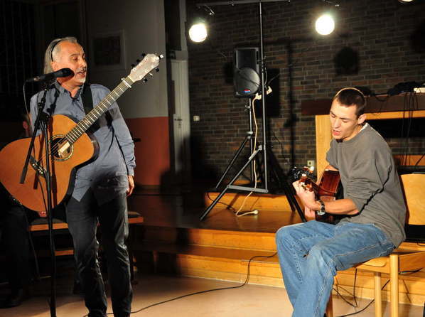 Andrés Godoy singt den Song "Hit the road, Jack!" und an der Gitarre begleitet ihn ein Inhaftierter der Justizvollzugsanstalt Siegburg.