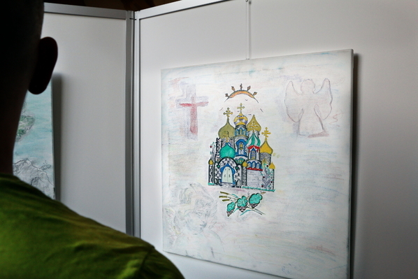 Blick über die Schulter eines Gefangenen auf eines der Kunstwerke. 