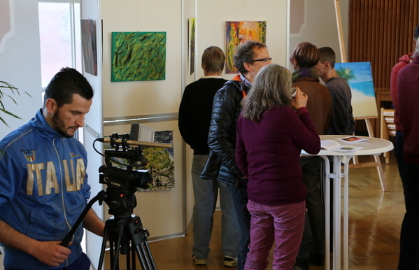 Das Podknast-Team aus der JVA Siegburg filmte während der Ausstellungseröffnung.