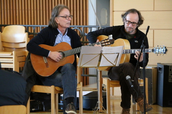 Der Gitarrist Uwe Claus und sein Bruder unterhalten das Publikum mit Musik und Gesang.