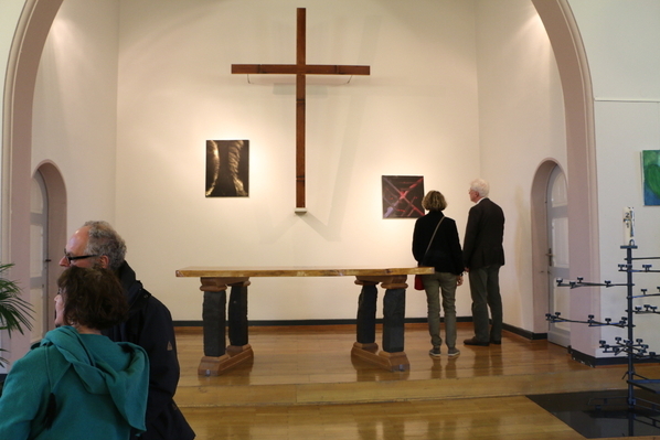 Der gesamte Kirchenraum der Anstaltskirche von Haus 1 der JVA Siegburg diente als Ausstellungsraum für die Kunstwerke der Inhaftierten.