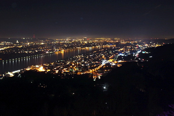 Blick von Schloss Drachenburg in Richtung Bonn/Köln über das nächtliche Rheintal.