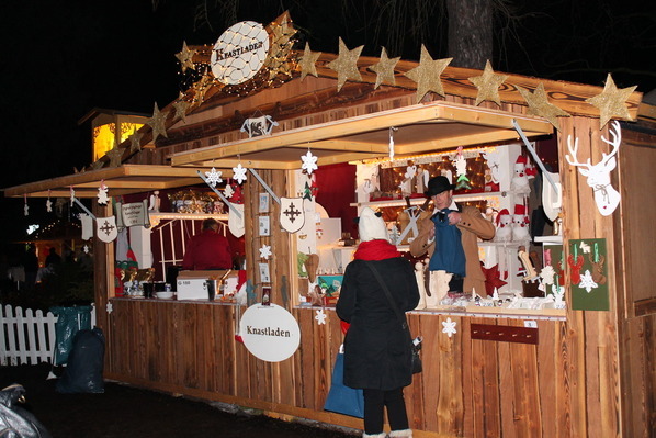 Besucher am Weihnachtsstand der JVA Siegburg auf Schloss Drachenburg.