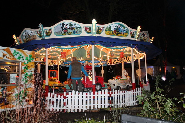 Karussell für die Kinder auf dem Weihnachtsmarkt auf Schloss Drachenburg ist eine der Attraktionen für Kinder.