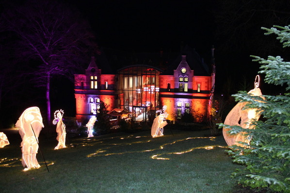 Blick von Schloss Drachenburg über den Schlosspark zurück auf die Weihnachtliche geschmückte Vorburg.