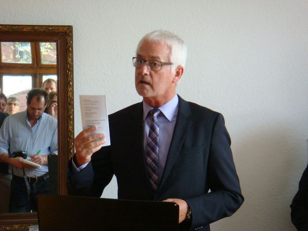 Bürgermeister Franz Huhn hält eine Rede zur Eröffnung des Café Luise.
