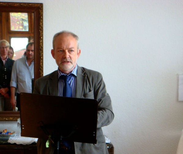 Hermann Allroggen, der Dezernent für Soziales und Gesundheit im Rhein-Sieg-Kreis, lobt in seiner Rede das Projekt und die ehrenamtlichen Mitarbeiter.