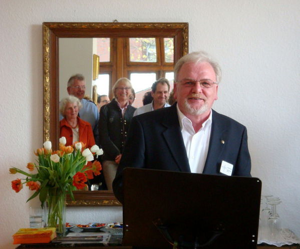 Pfarrer Werner Kaser hält zur Eröffnung des Café Luise eine Ansprache.